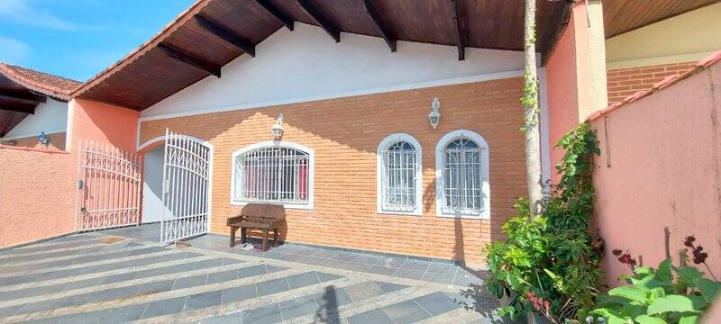 CASA COM TRES DORMITORIOS SENDO UMA SUITE, FACE NORTE