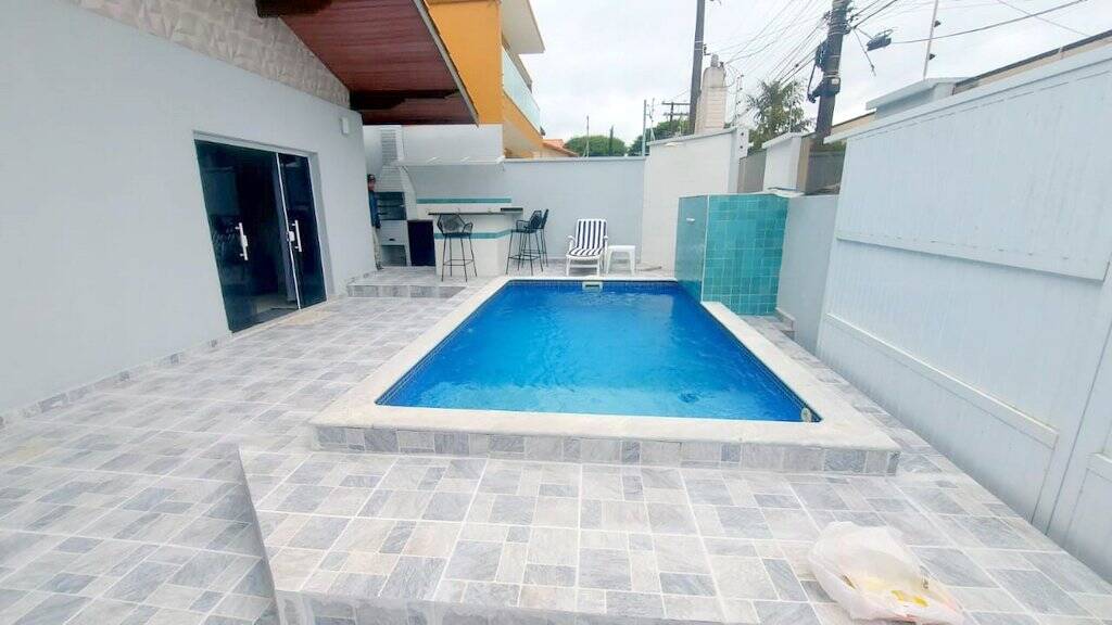CASA COM PISCINA - 400 MTS DA PRAIA - 5 DORMITORIOS