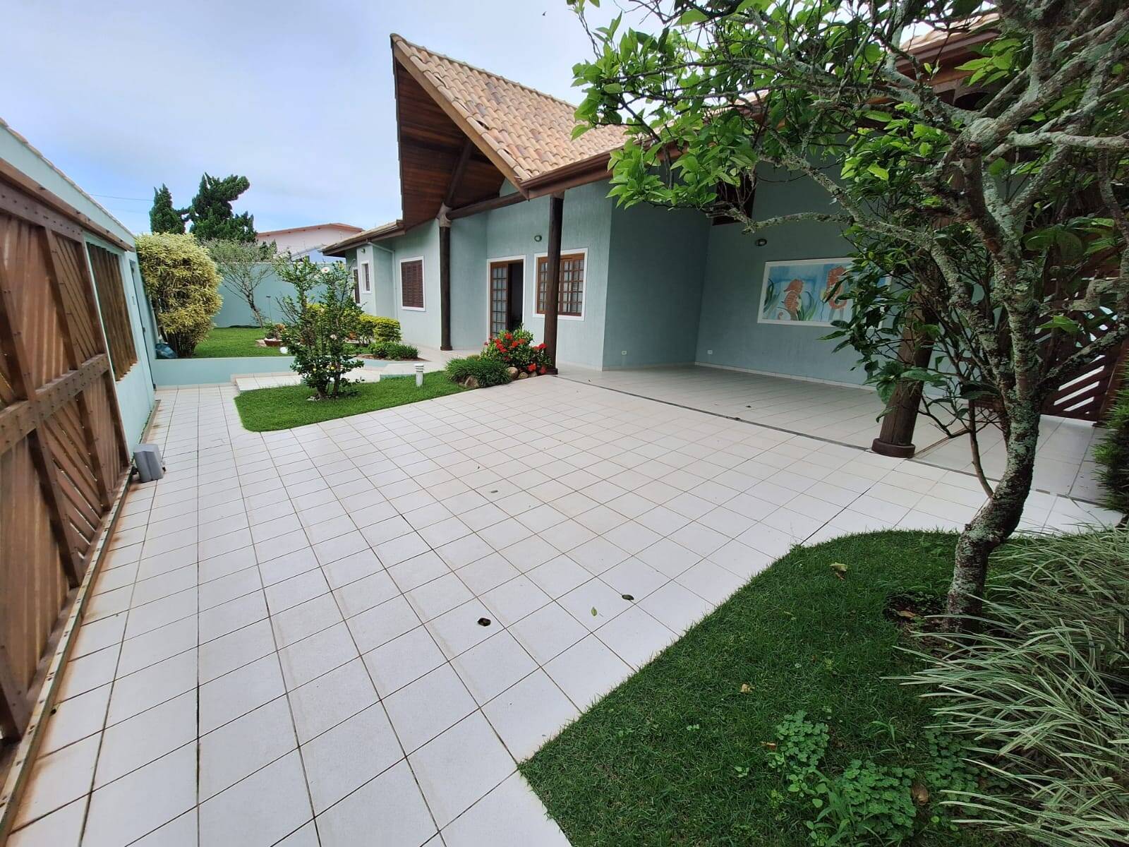 CASA 4 DORMITORIOS PISCINA 150 MTS DA PRAIA
