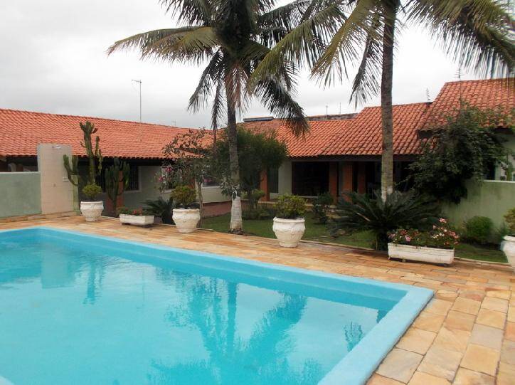 CASA LADO PRAIA EM TRES LOTES COM PISCINA