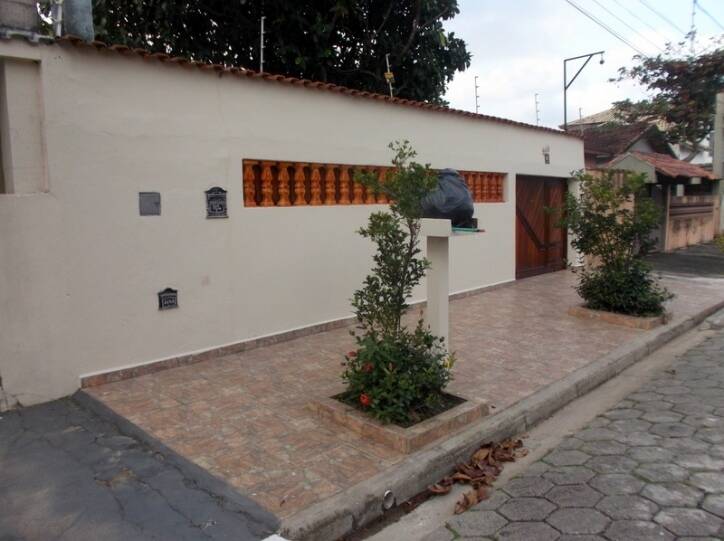 CASA 3 DORMITORIOS COM PISCINA