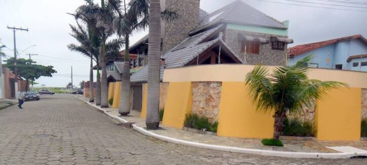 CASA DE ALTO PADRÃO PERTO DA PRAIA
