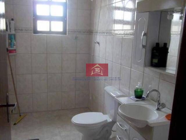 UM DOS DOIS BANHEIROS COMUNS INTERNOS